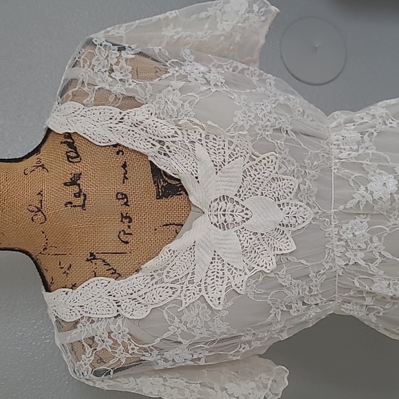 Wet Seal Cream Lace V-Neck Peplum Blouse - Picture 4 of 8